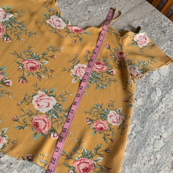 Monteau Rode Detailed Cold Shoulder Top - Picture 7 of 8